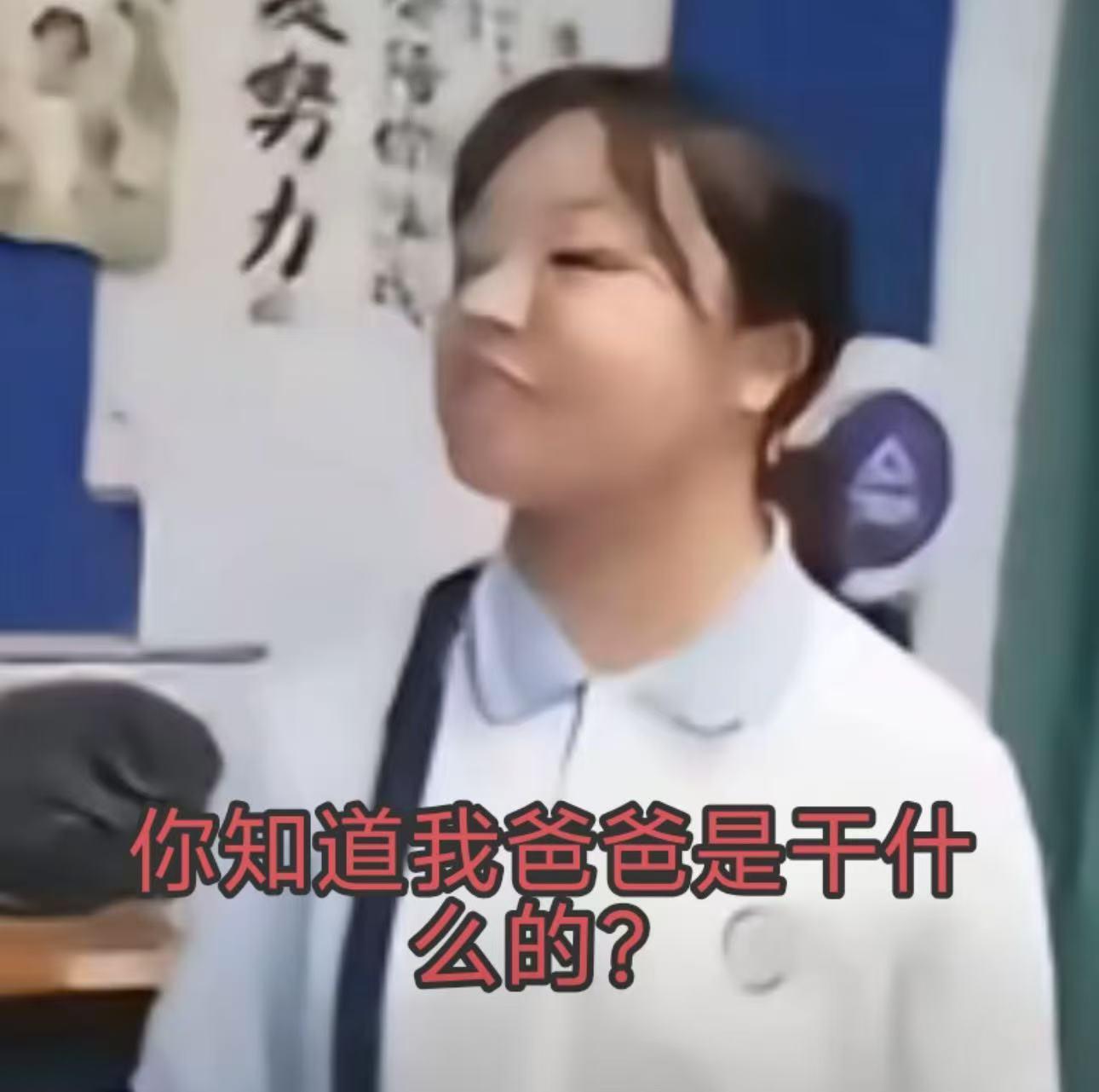 女生炫耀父权连泼饮料挑衅，男生锁喉反击引热议