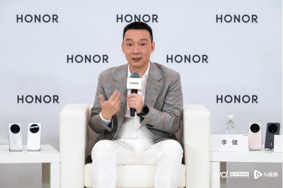 荣耀ROBOT PHONE亮相：机器人手机开启智能终端新纪元