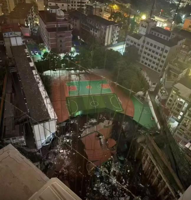 邵阳资江学校操场坍塌事件：教学楼受损，无人员伤亡