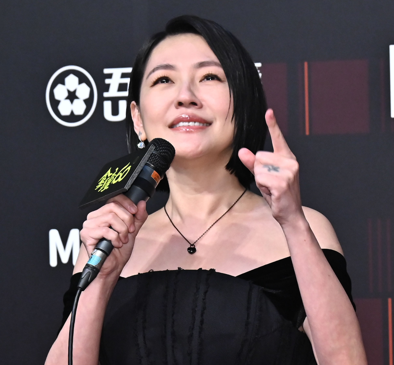 小S金钟奖复出获奖细节：纹大S名字带骨灰，未感谢吴宗宪女儿引热议