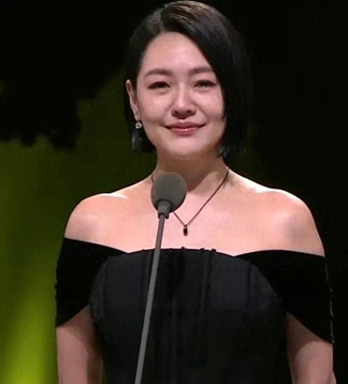 金钟奖现场小S深情追忆大S：骨灰项链与新纹身诉说姐妹情深