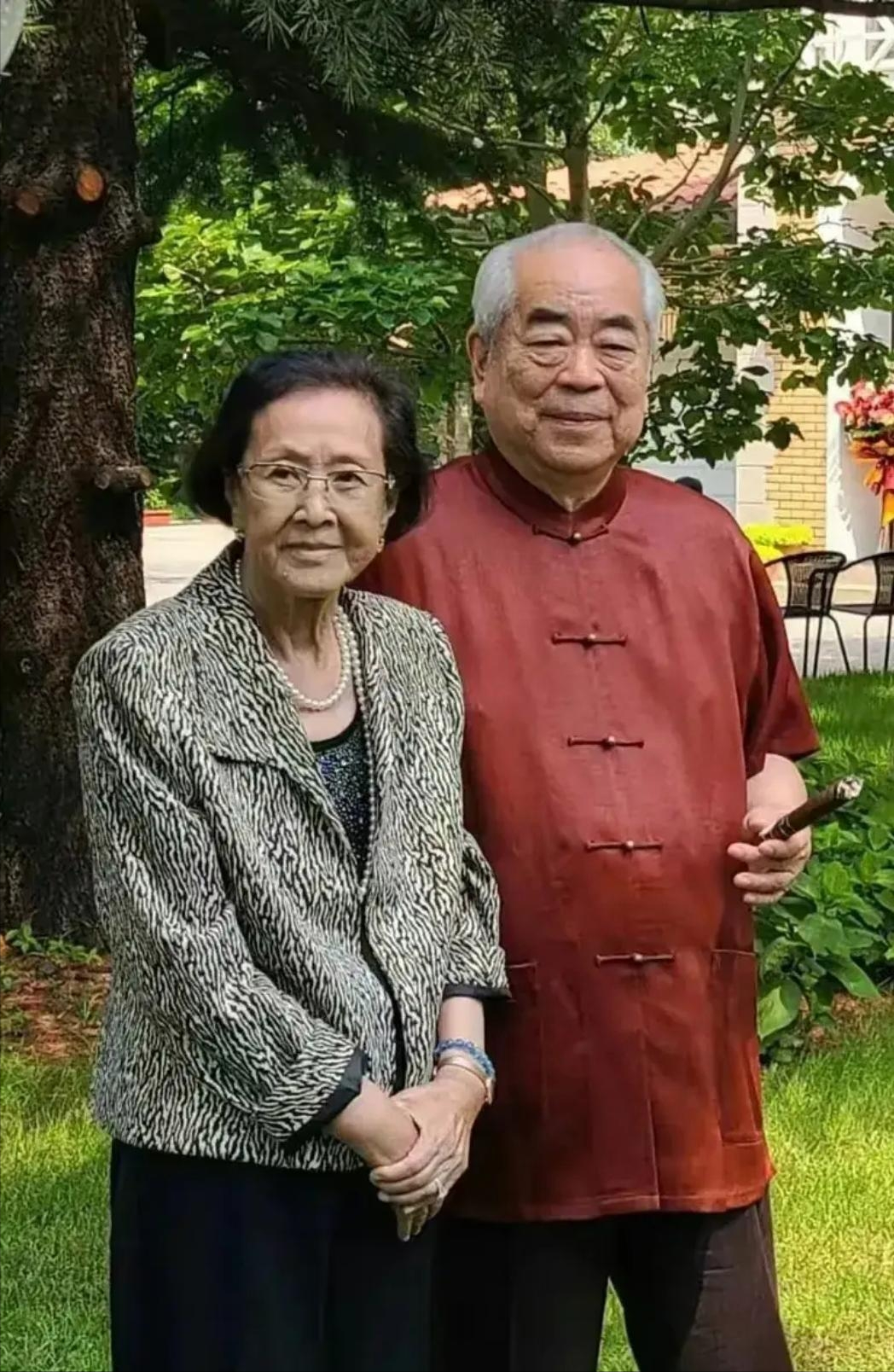范曾去朋友家吃饭，看中人妻张桂云，那时候张桂云已经是三孩妈妈