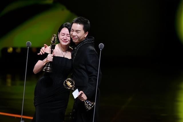 金钟奖揭晓：小S凭《小姐不熙娣》夺综艺主持人奖，非因大S助力