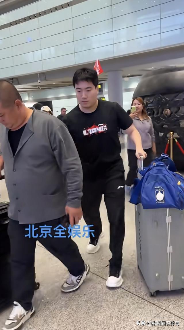 梁靖崑回京岳父接机温馨，王楚钦获好友王晨策迎接