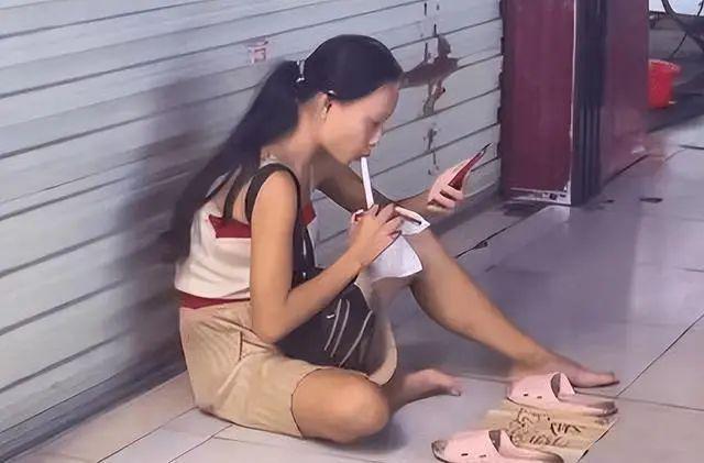 广东女子拒上班坐街边被投喂：懒散生活引热议