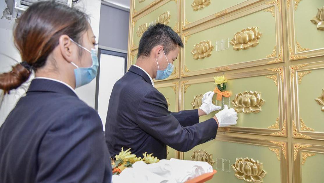 大姐被执行死刑后骨灰下葬难，婚姻悲剧背后的血泪教训
