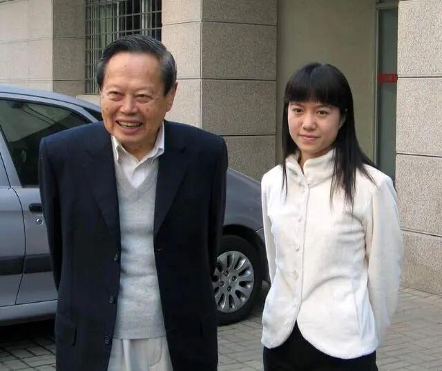 杨振宁自曝电话求婚细节，与翁帆爱情佳话揭秘