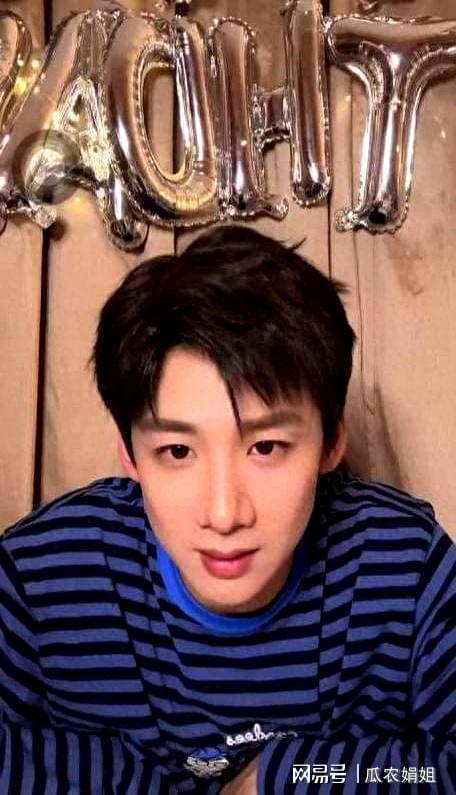 白敬亭生日直播硬核回应垫鼻质疑，边界感引发热议