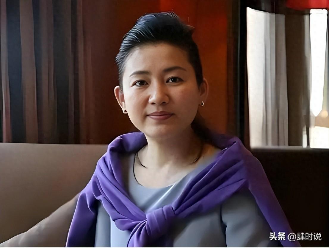 央视名嘴王小丫：两段婚姻背后的故事，57岁现状引热议