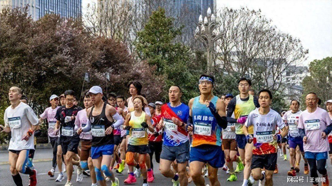 央视表态后全国马拉松赛事紧急叫停，运动本质需回归