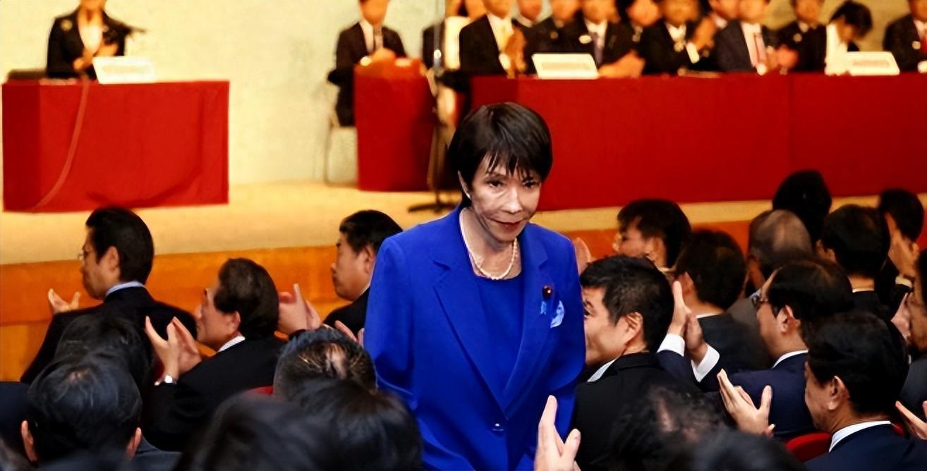 高市早苗道歉！日本首位女首相幻梦破灭，怪中国背后指使却遭打脸