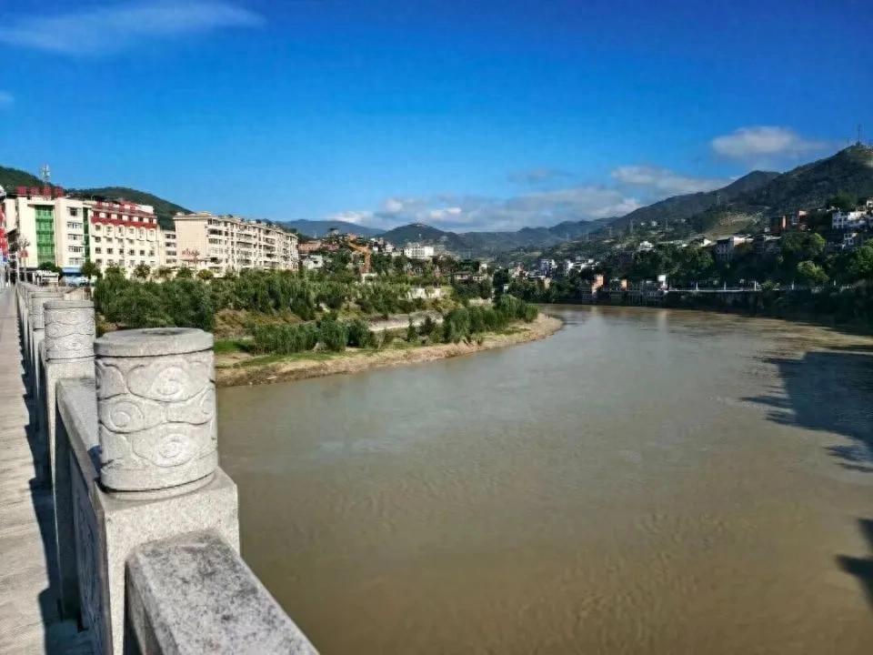 跳河新郎母亲首发声，漏洞百出舆论反转，压死骆驼的恐怕不止是钱