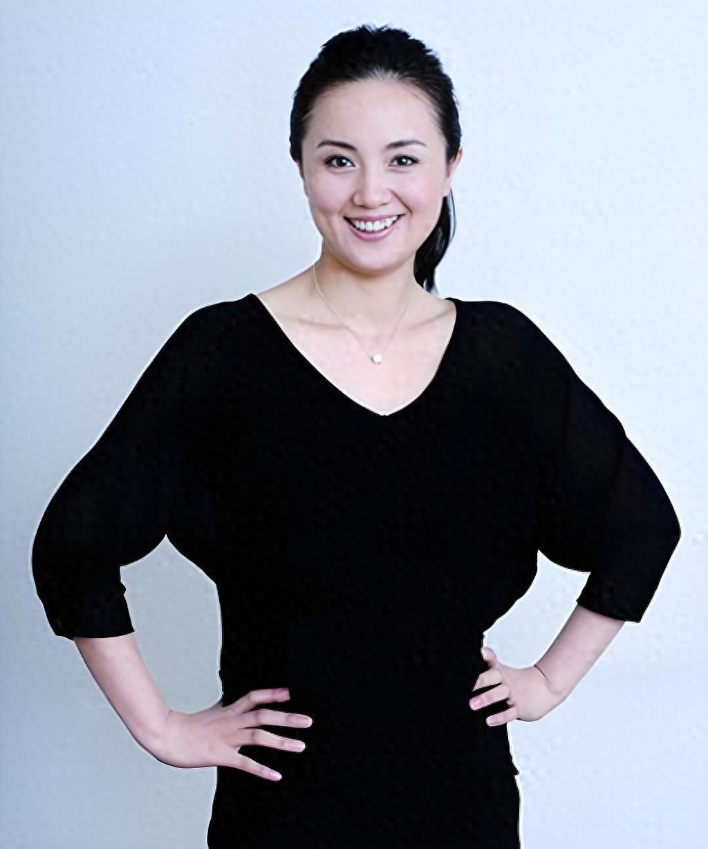 狗仔曝辛柏青与友人聚会开心大笑乱扔烟头，未说明时间，全网怒骂