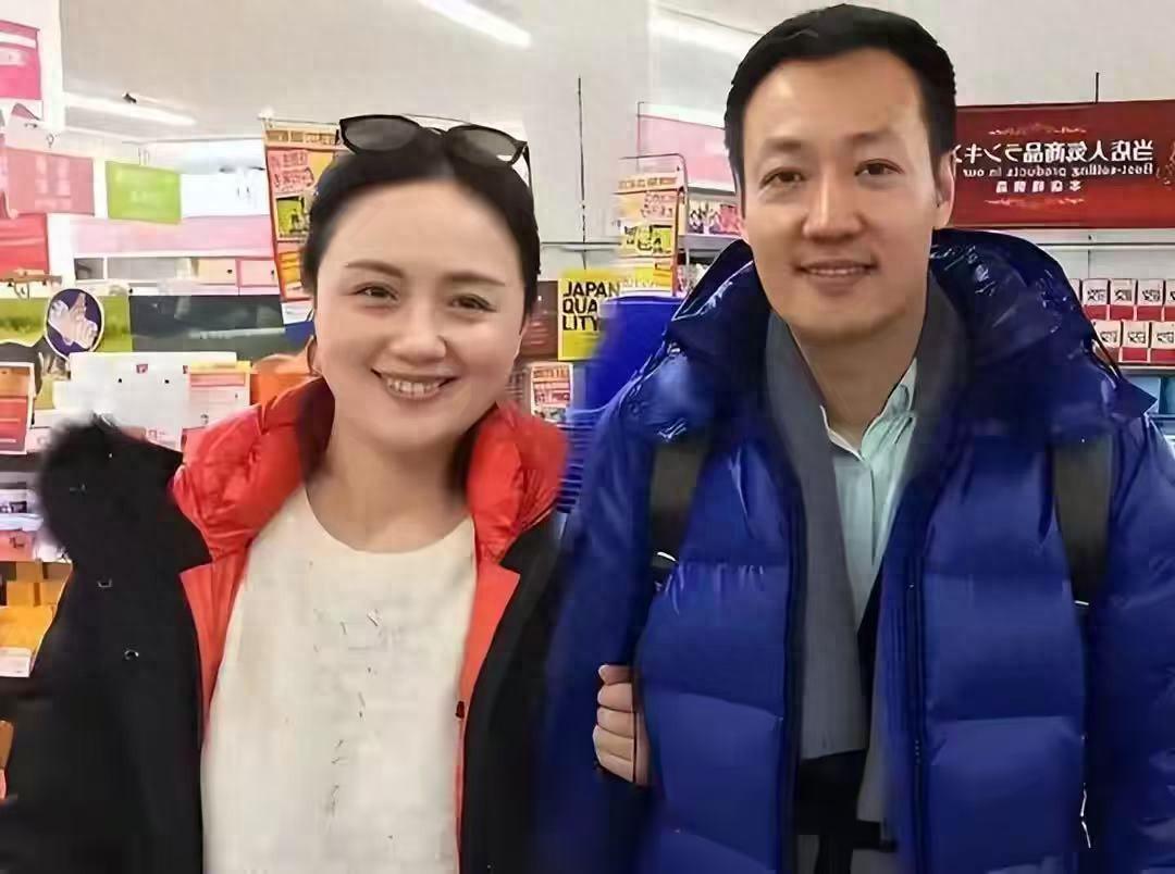 辛柏青近况曝光：全脸浮肿烟不离手，与女性约会举动引争议
