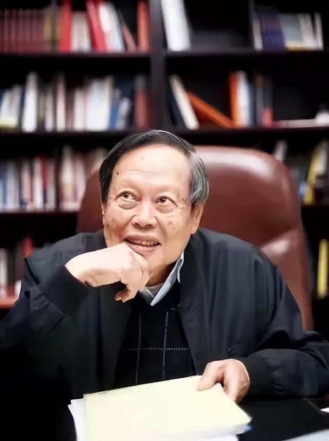 杨振宁逝世：跨越世纪的物理学巨匠与清华园的百年情缘