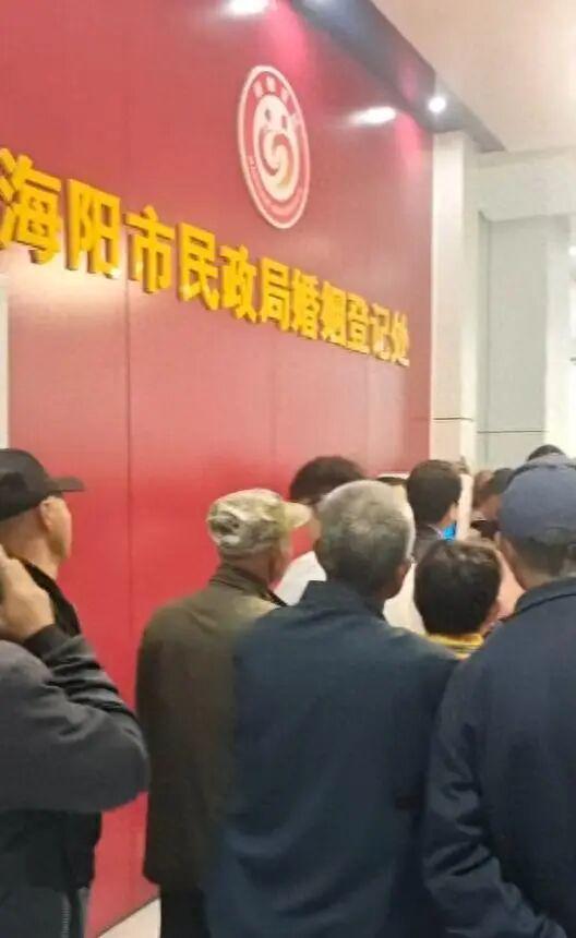 民政局回应老人扎堆领结婚证，冲上热搜