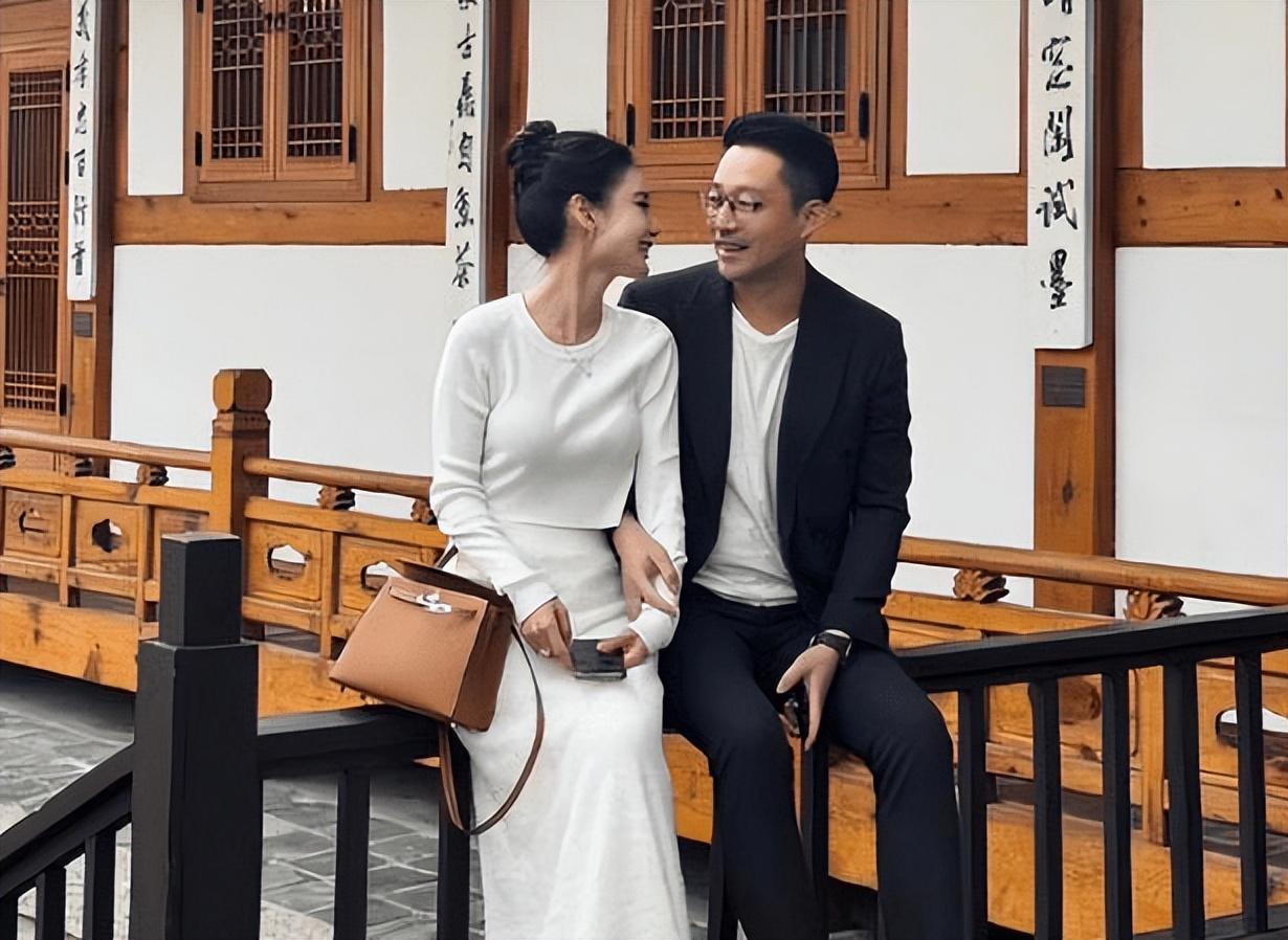 汪小菲马筱梅再传喜讯！马筱梅孕相明显，夫妻甜蜜度假引猜测