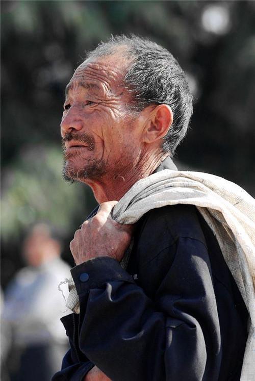 拾荒父亲含辛茹苦供子上大学，婚礼现场岳父举动令人泪目