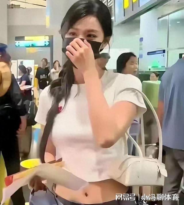 王楚然素颜现身机场，微胖身材引热议：健康美才是王道