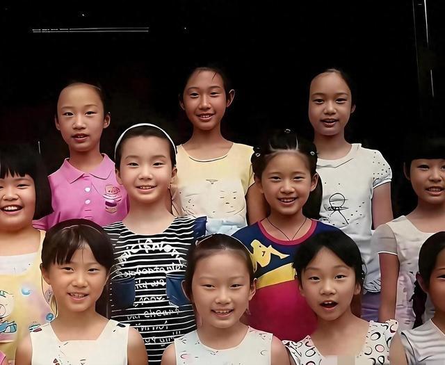 赵露思童年班级合影曝光 中间原生脸女孩惊艳众人