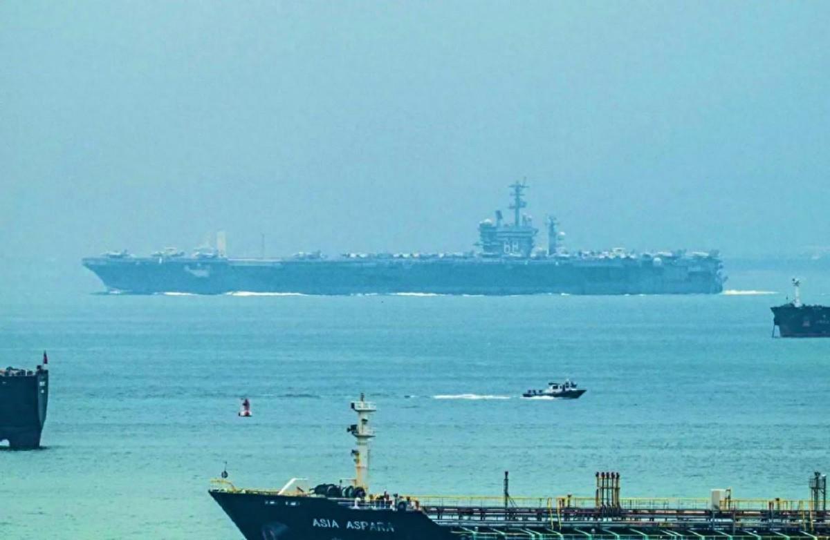 中美谈判前夕，美军双航母现身西太，意图何在？