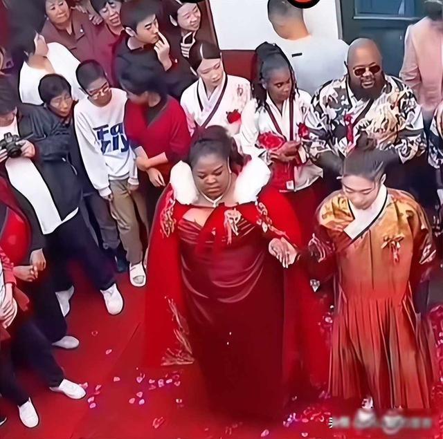 27岁山东小伙迎娶47岁黑人继母：中式婚礼背后的情感故事
