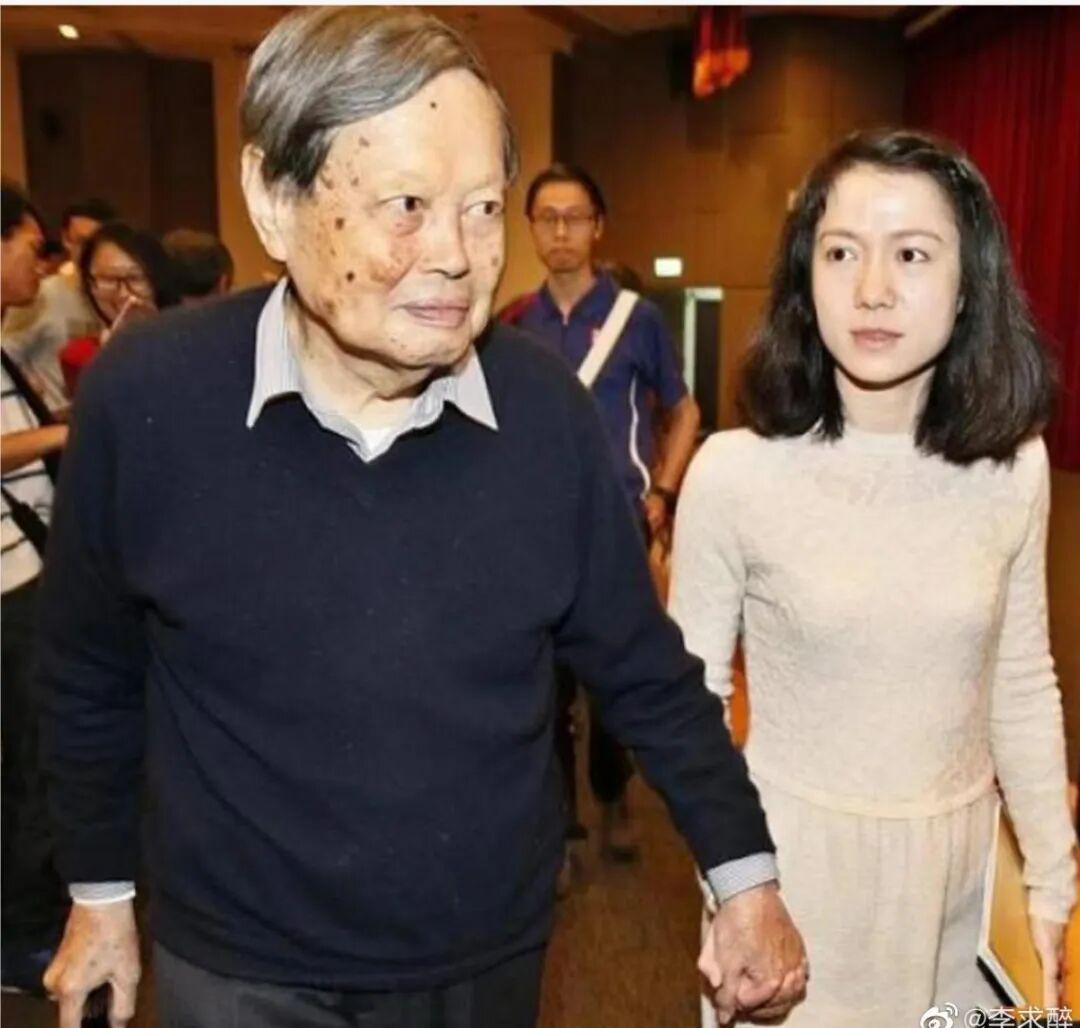 杨振宁的成就与争议：理性选择下的双重评价