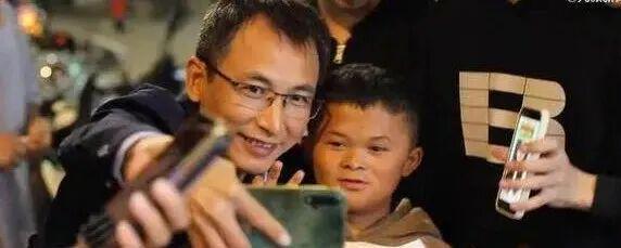 17岁‘小马云’范小勤现状：贫困依旧，表哥借其热度盖别墅