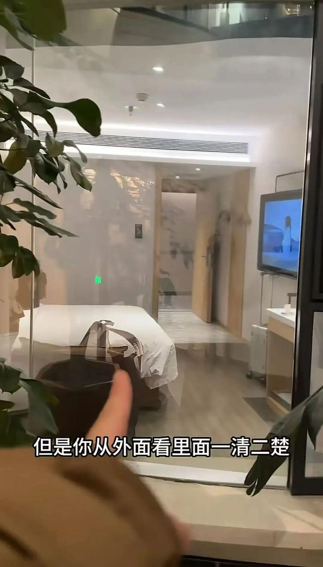 女子入住亚朵酒店遭遇隐私泄露争议，酒店回应设计争议