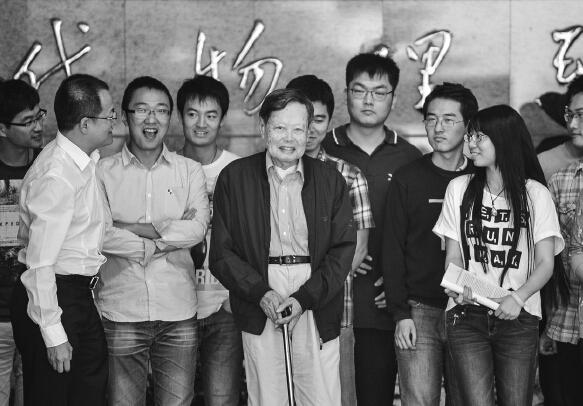 1973年杨振宁与毛主席会面：科学巨匠与伟人的难忘对话