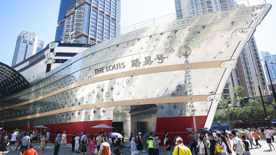 上海街头商拍乱象整治：立案4起，劝离200余人，商圈秩序恢复