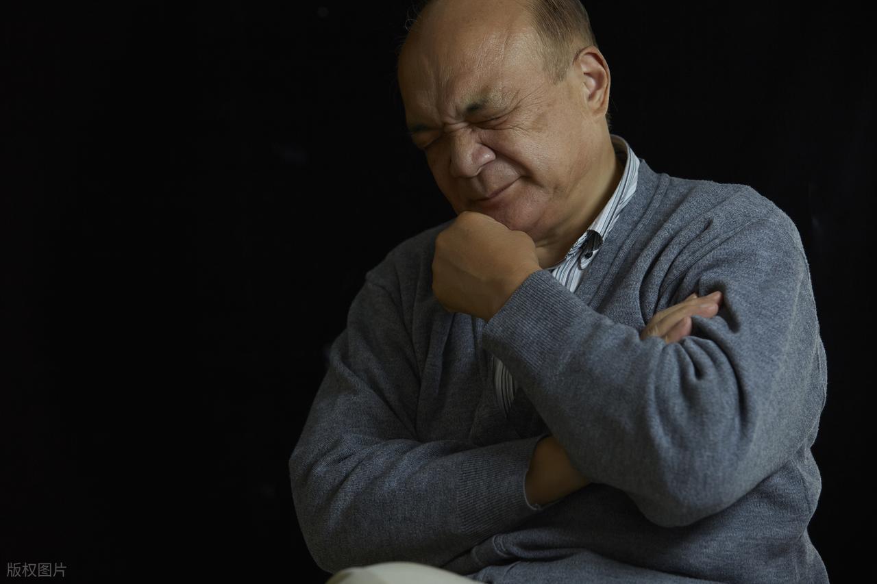 肺癌早期预警：喉咙出现这些信号，千万别忽视！