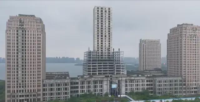 江西第一高楼烂尾：30亿投资，333米高度成湖畔锈迹