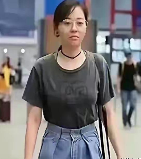 张靓颖素颜机场照曝光，网友直呼：舞台妆容反差大