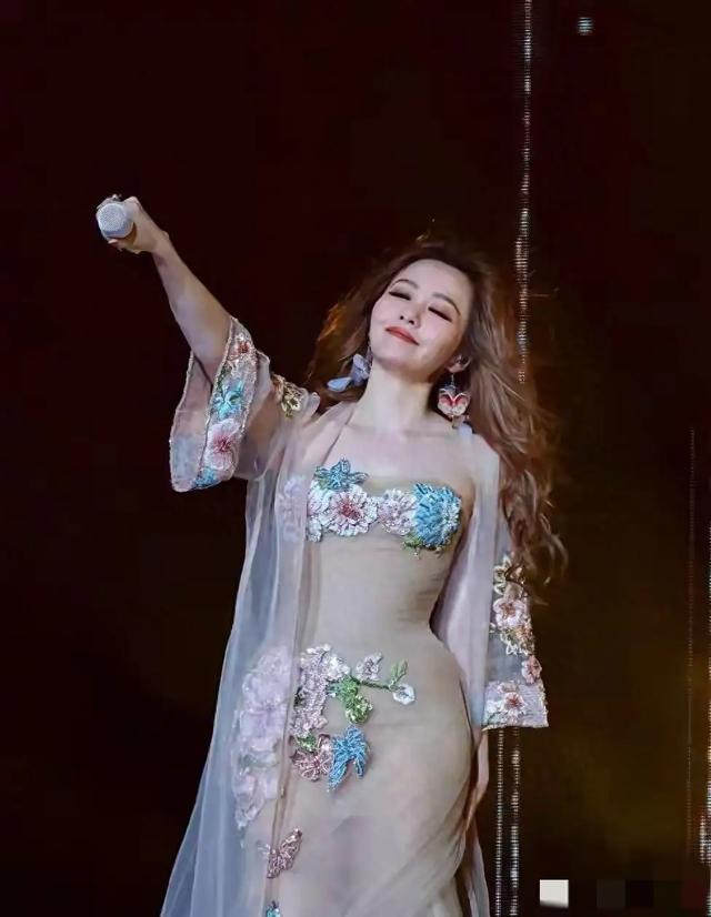 张靓颖出席活动造型引热议：裙子设计似有若无