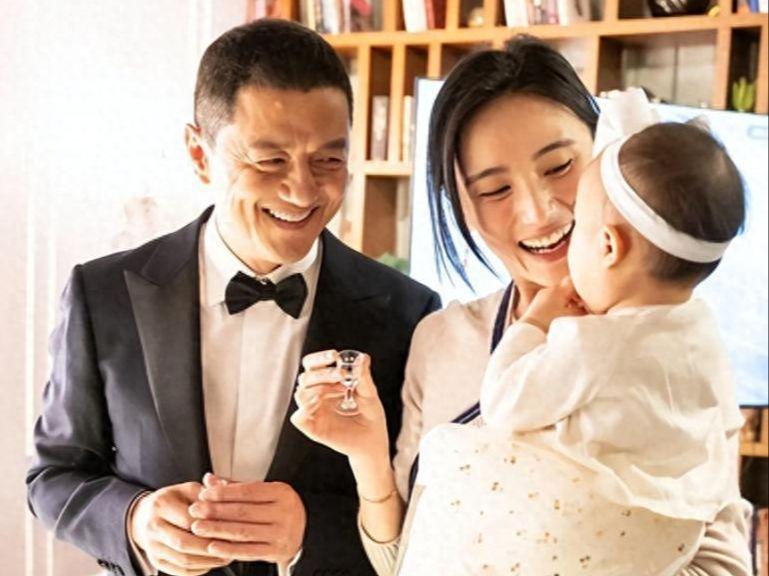 李亚鹏为何紧握李嫣抚养权却放弃小女儿？债务困境成主因