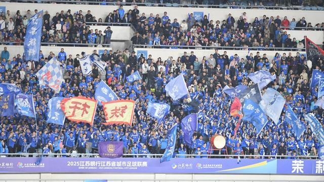 观点：别再渲染苏超 “纯属草根”，南通、泰州会师决赛，恰是职业足球在发力