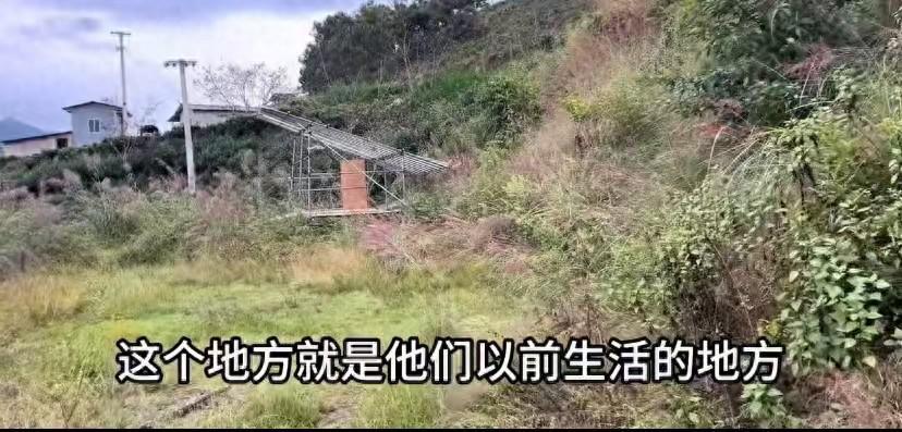 野人小孩一岁弟弟曝光，车内惊现神秘骨头饰品，母亲回应不穿衣原因
