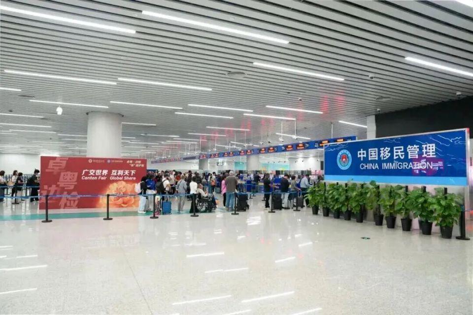 广州白云机场边检：严守国门，遣返非法入境印度客获赞