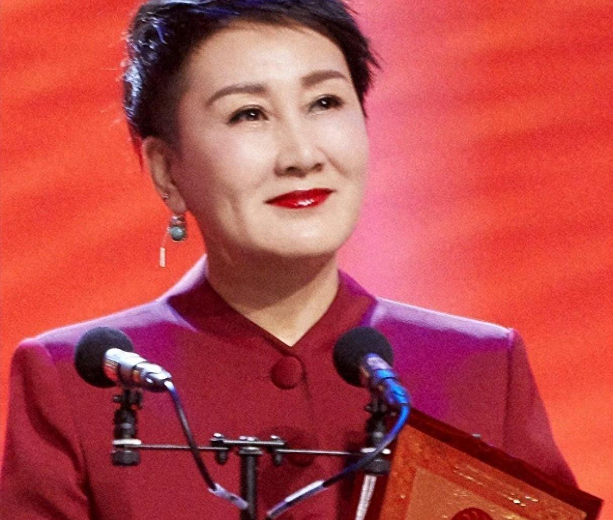 张凯丽：34岁嫁作家恩爱30年，女儿争议背后的真实人生