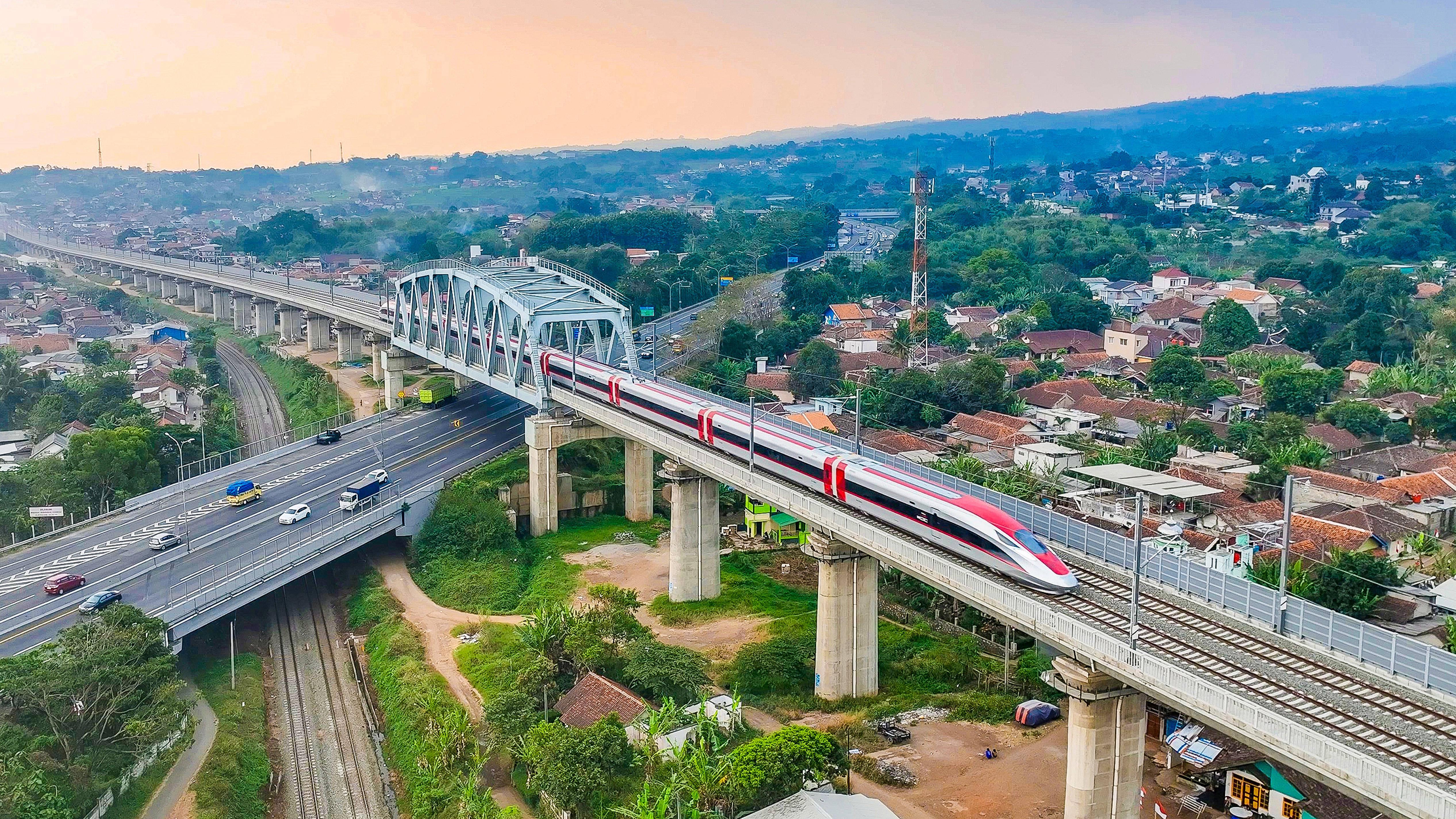 雅万高铁运营状况如何？外交部回应：看综合效益而非仅财务数据