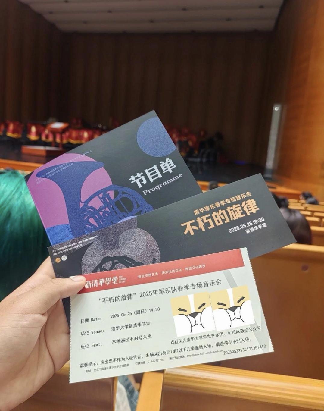 清华大学的资源过剩程度，令普通人破防，女孩深夜逛操场情绪失控