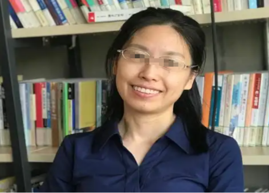 56岁女教授与27岁小伙结婚，洞房那天她提了个要求，小伙顿时懵了