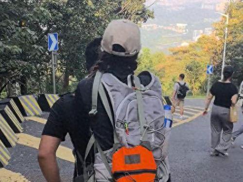 广东女子登山崴脚，河南小伙背40分钟下山反遭恶意揣测