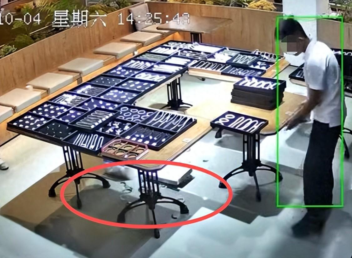 山东演员谭凯证实：20岁店员摔碎百万玉镯事件真相