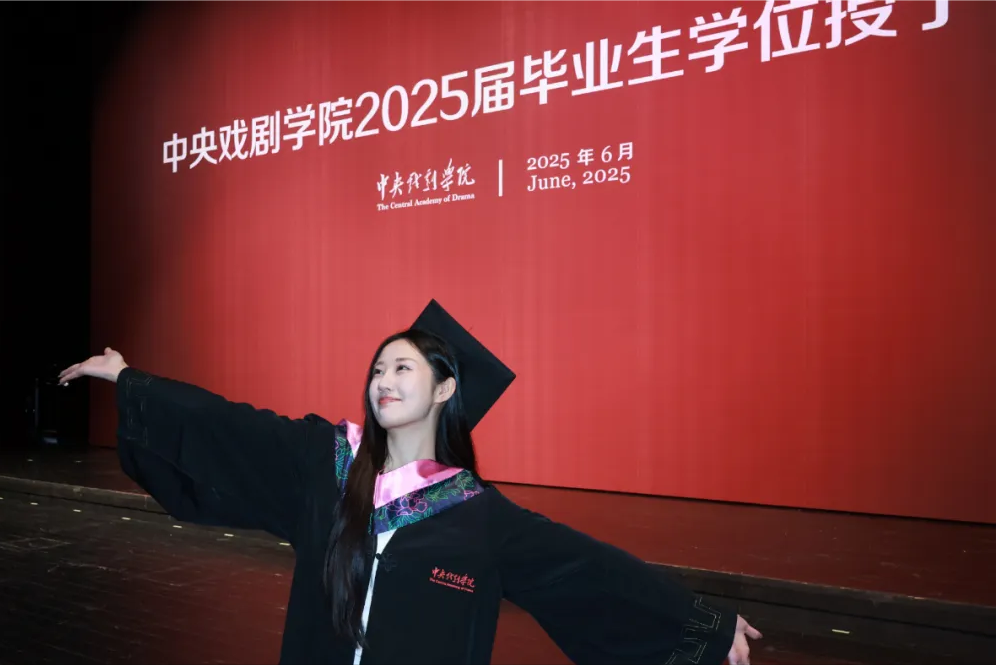 荣梓杉塌房，出轨打人传私密照声明造假，网友：他才19岁，就烂了