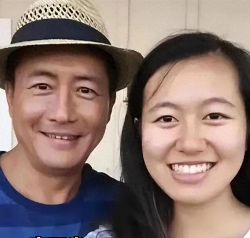 江珊田小洁携女现身机场，女儿高挑清瘦引关注