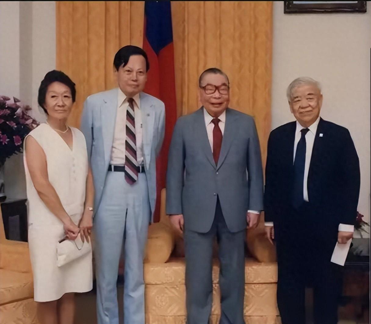 1986年蒋经国与杨振宁珍贵合影：历史瞬间与人物故事