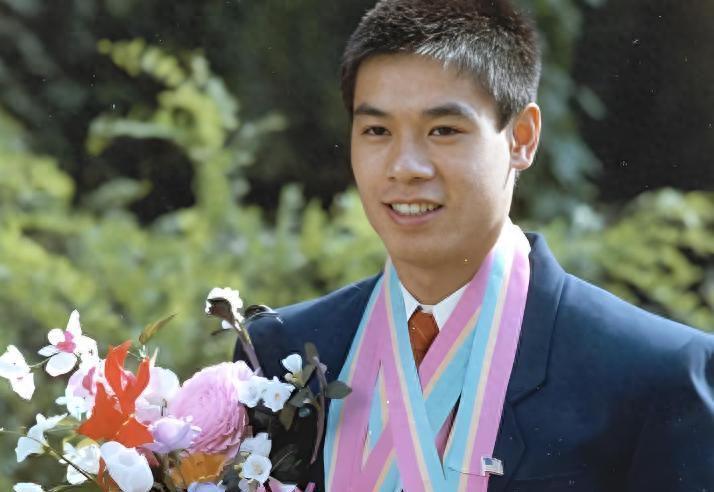 62岁李宁年入30亿，家庭美满事业成功，妻子风采依旧