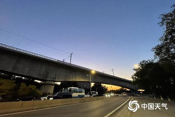北京今日晴冷最低2℃ 明日降水高海拔山区或迎小雪